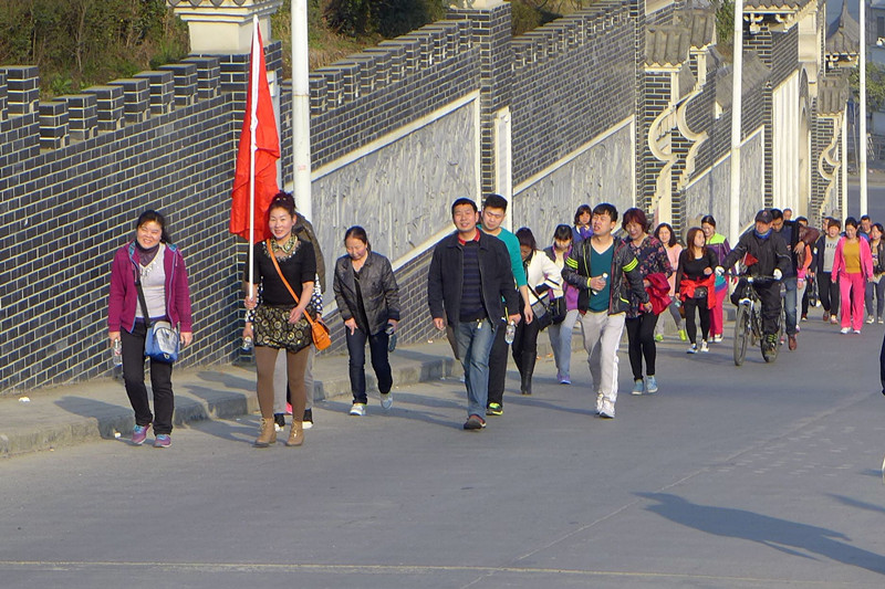 2015年3月8日寶業(yè)集團開展“香溪洞-吉河徒步踏青活動”慶祝三八節(jié)！